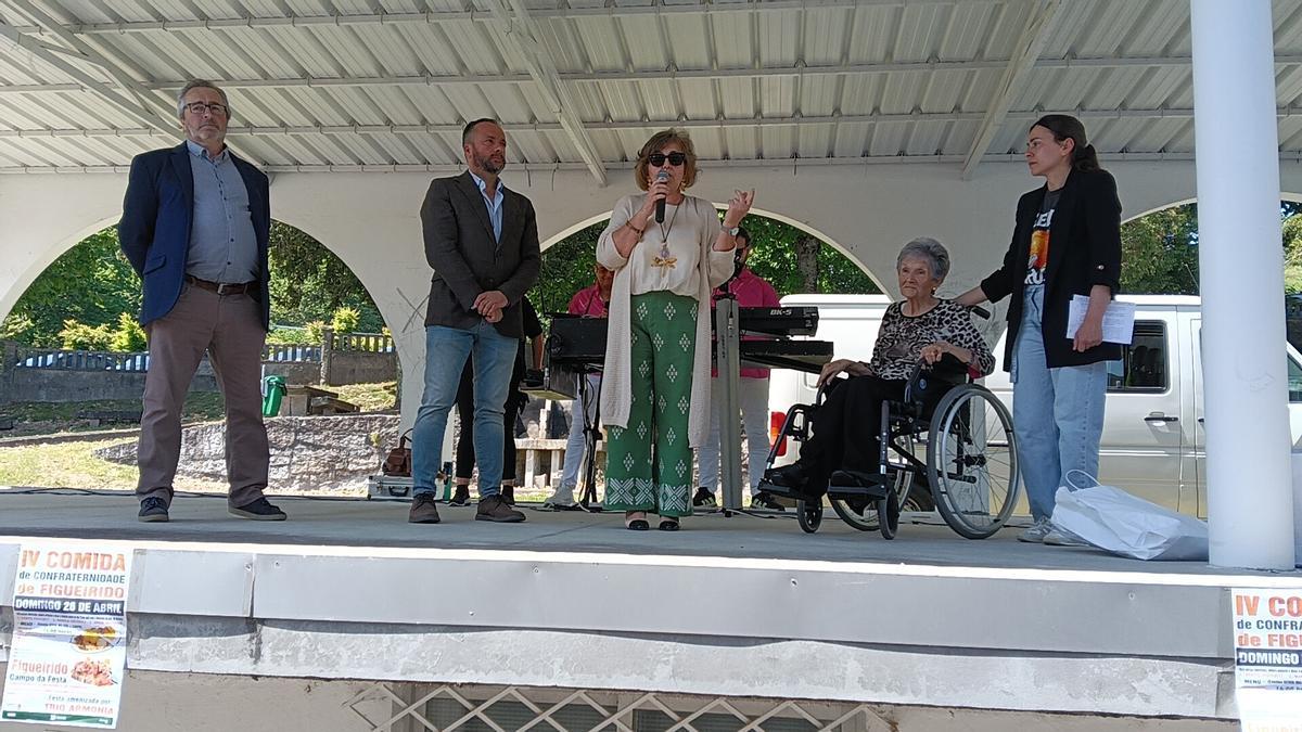 Divina Boullosa, sentada, en el homenaje de este domingo