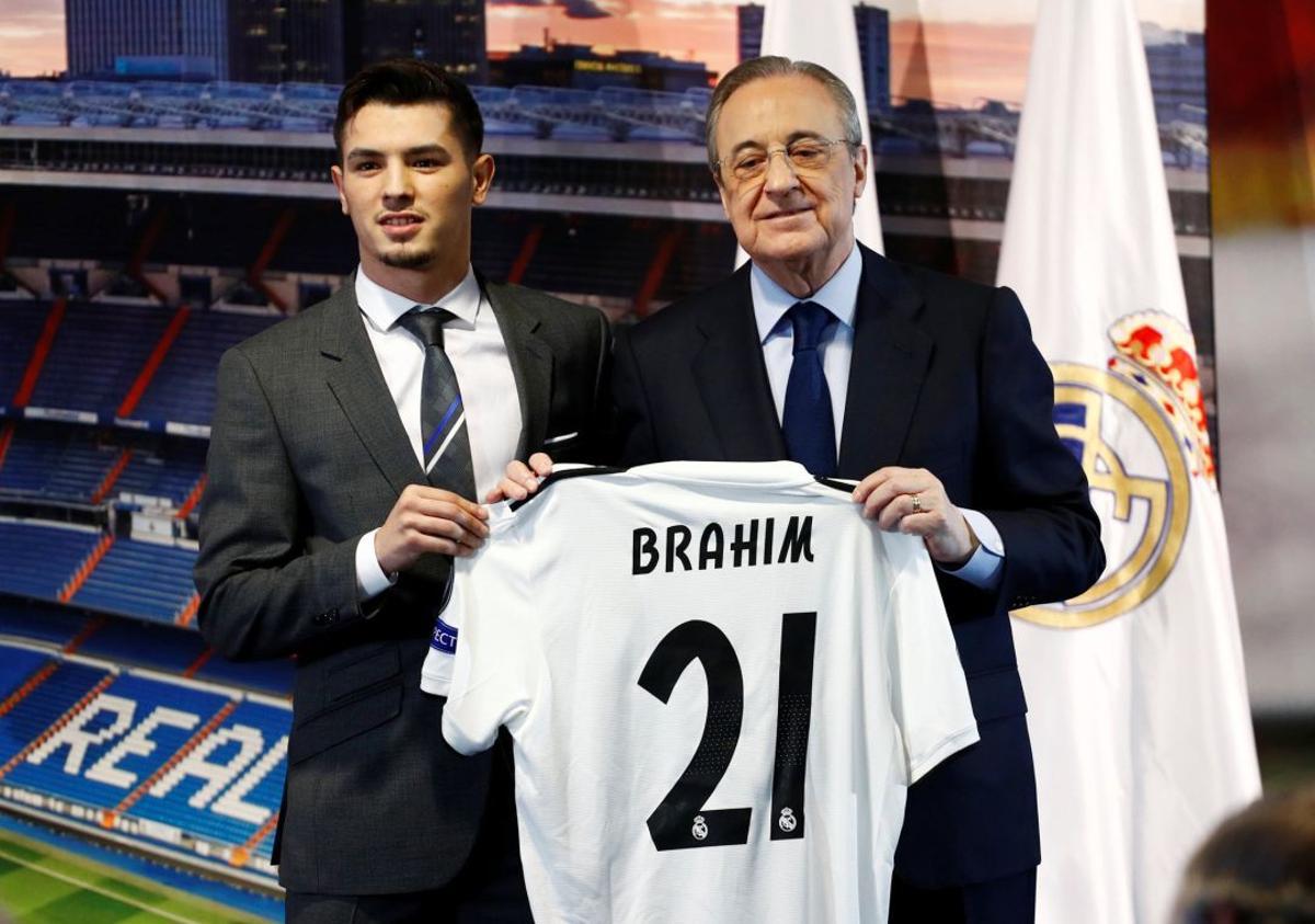 Brahim Díaz junto a Florentino Pérez en su presentación como jugador del Real Madrid.