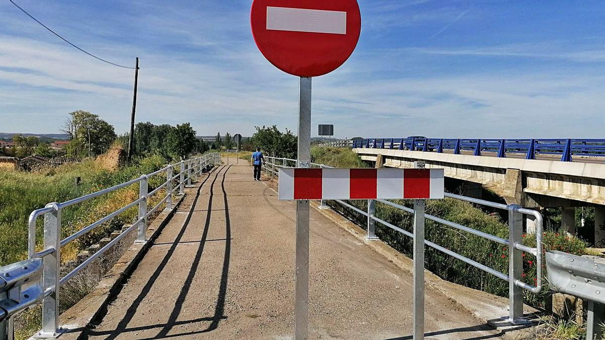 Un vecino accede al paso peatonal que enlaza la ciudad con la ermita del Cristo de las Batallas. | M. J. C.