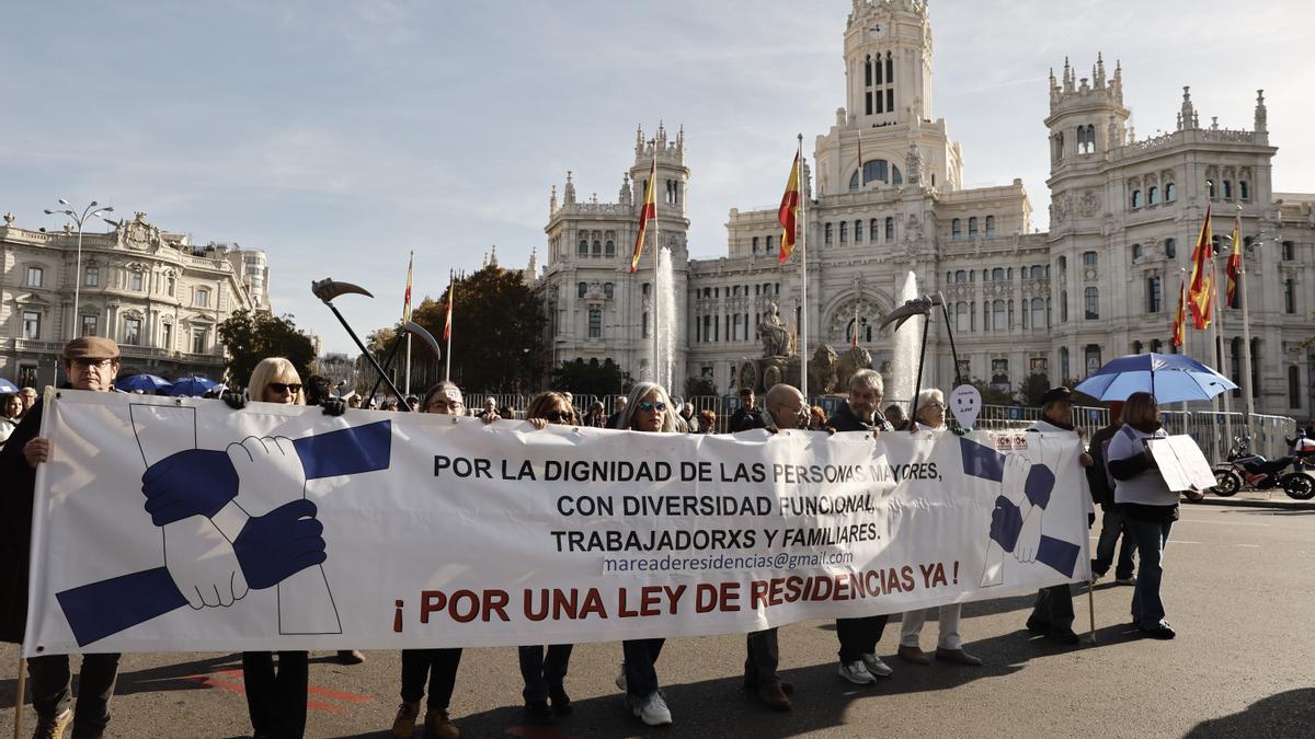 Miles de personas recuerdan en Madrid a los ancianos fallecidos en las residencias