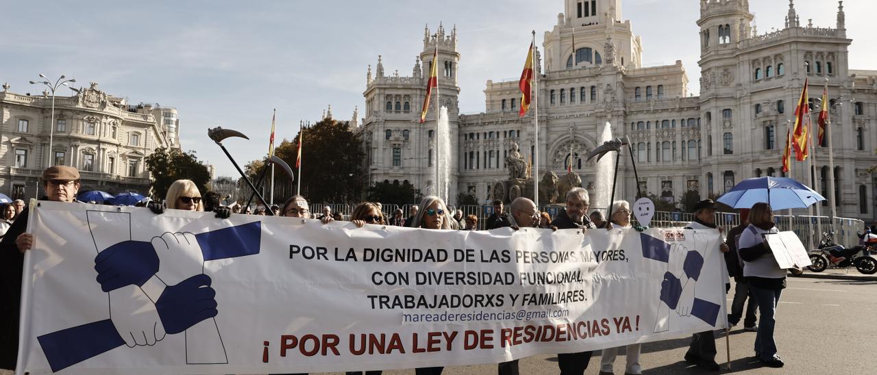 Miles de personas recuerdan en Madrid a los ancianos fallecidos en las residencias