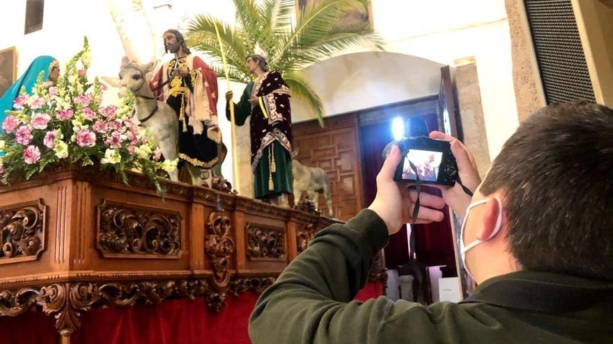 Un joven fotografía el paso de la Entrada de Jesús en Jerusalén.