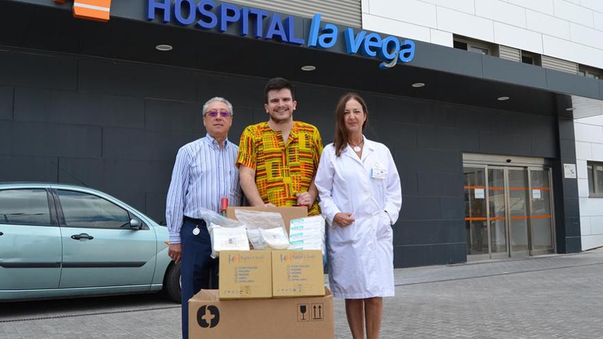 Salvador Aguilar, tesorero de la Asociación Edukaolack, en el centro junto al Director Gerente de Hospital La Vega, Eduardo Reina y la Jefa de Farmacia, Mª Teresa Sánchez.