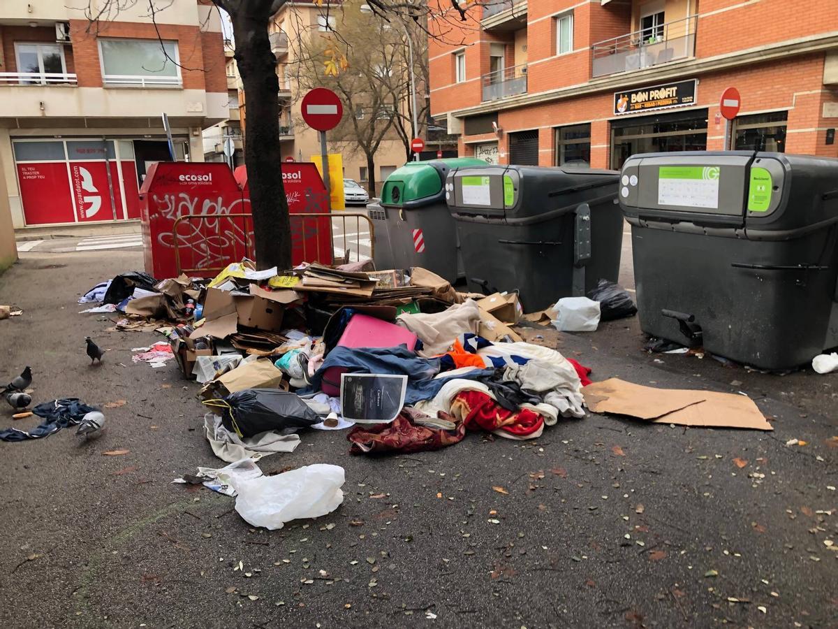 Deixalles fora dels contenidors el desembre, al barri de Palau.