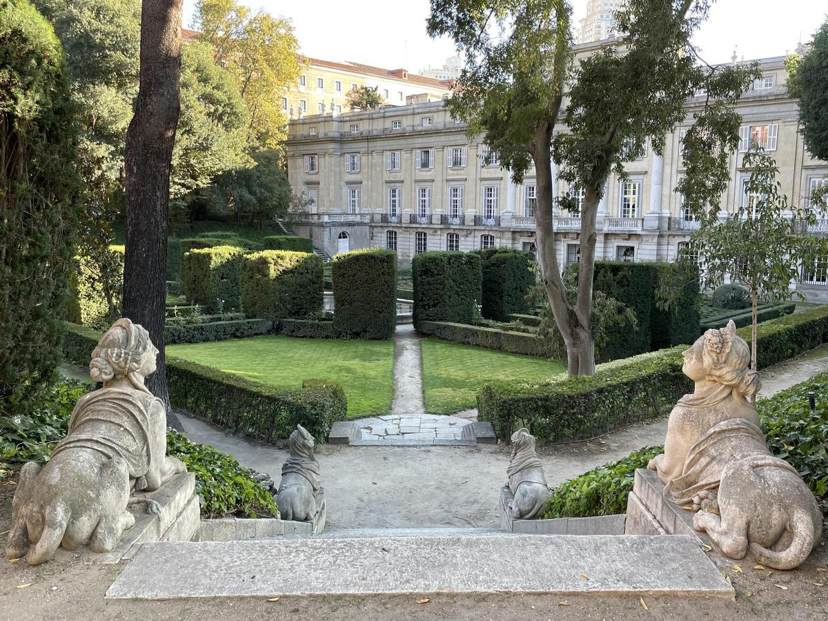 Las cuatro esfinges de los jardines del palacio de Liria.