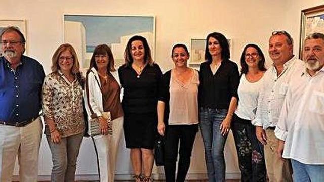 Las hijas del autor, Nuria y Neus Ferrer Barbany, posan junto a las autoridades en la inauguración.