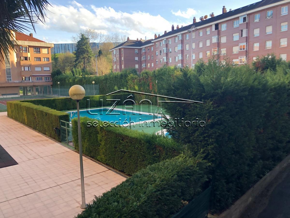 Piso con piscina en venta en el centro de Oviedo.