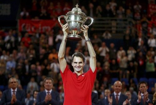 Roger Federer levanta el trofeo después de ganar su último partido contra el belga David Goffin