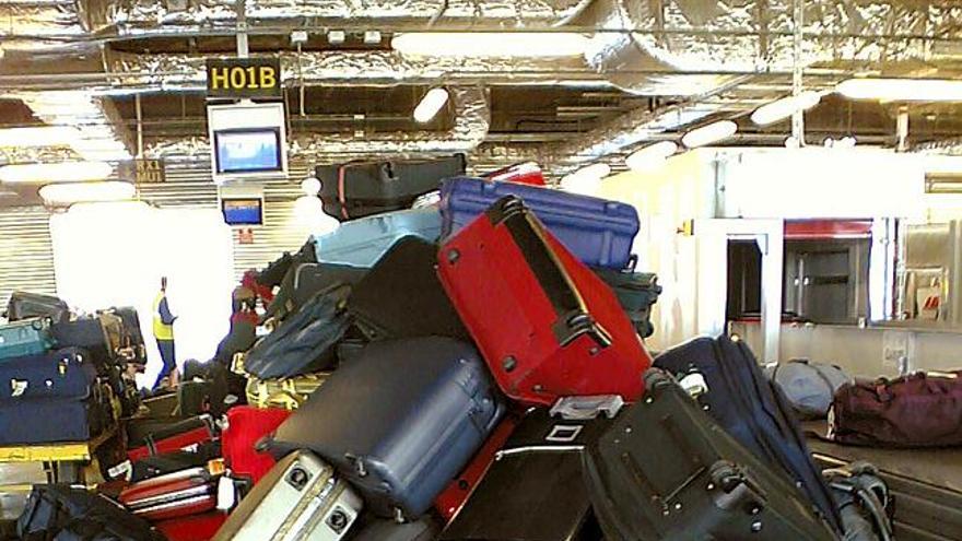 Cuando una maleta entra en un aeropuerto tiene que tener cuidado con quién la traslada o con los cambios de vuelo, puesto que corre el riesgo de cambiar de dueño o entrar en el olvido hasta ser subastada. En una imagen de archivo tomada en abril de 2006, las maletas se acumulan en el patio de tratamiento de equipajes de la nueva terminal del aeropuerto de Barajas tras el fallo que se produjo hoy en el sistema automático de transporte de equipajes, que quedó restablecido a lo largo del día. EFE/MG