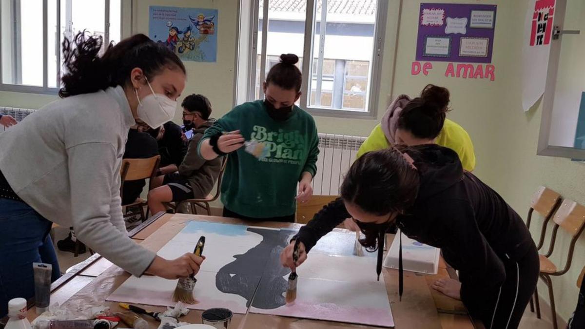 Los alumnos del colegio, en pleno proceso creativo en un aula. | Cedida
