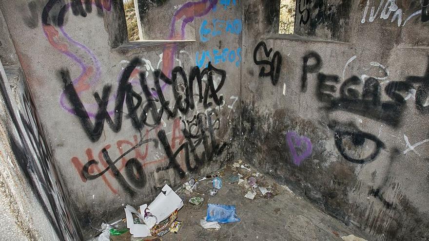 Grafitis y basura en el interior de los elementos defensivos. Entre los restos hay mascarillas. | HÉCTOR FUENTES