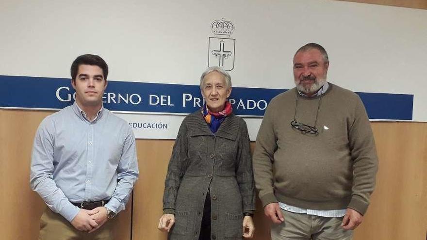 La consejera de Educación, Carmen Álvarez, entre Daniel Álvarez y José Manuel Martín Ferrer.
