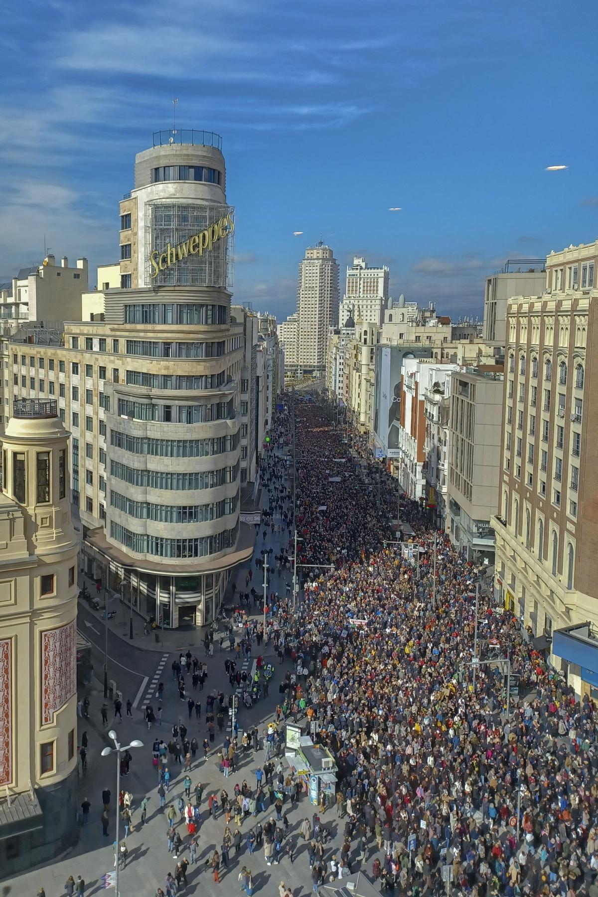 Vista general de la manifestación en defensa de la sanidad pública a su paso por la Gran Vía, convocada este domingo en Madrid 