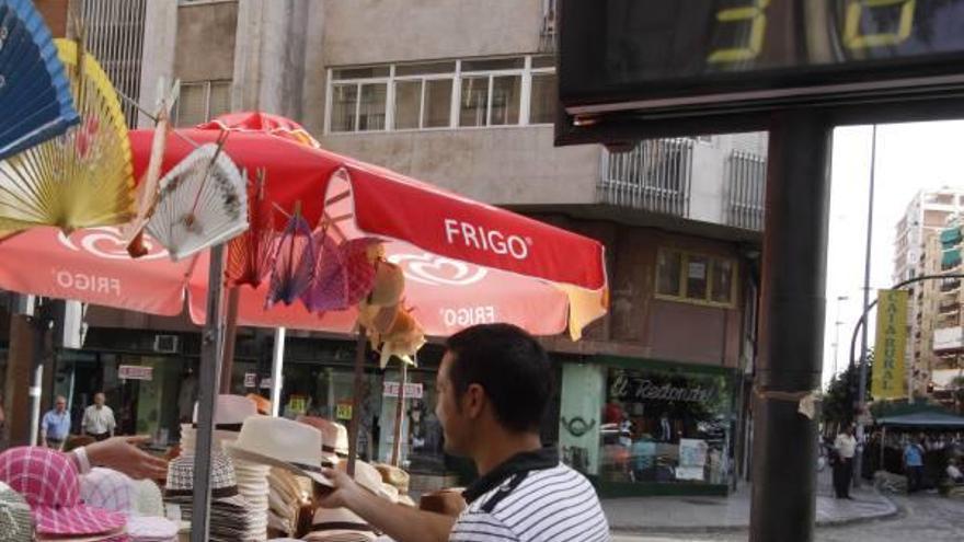 Un zamorano compra un sombrero para aliviar el calor.