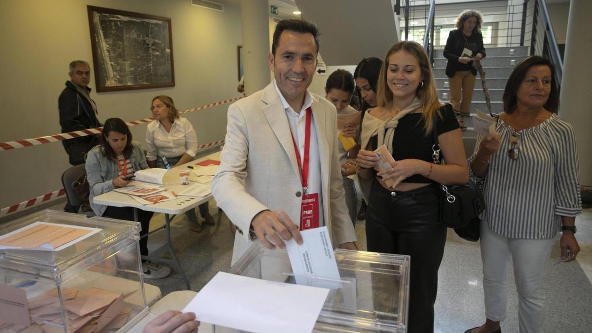 El alcalde de Canet, el socialista Pere Antoni, vota en las últimas elecciones.