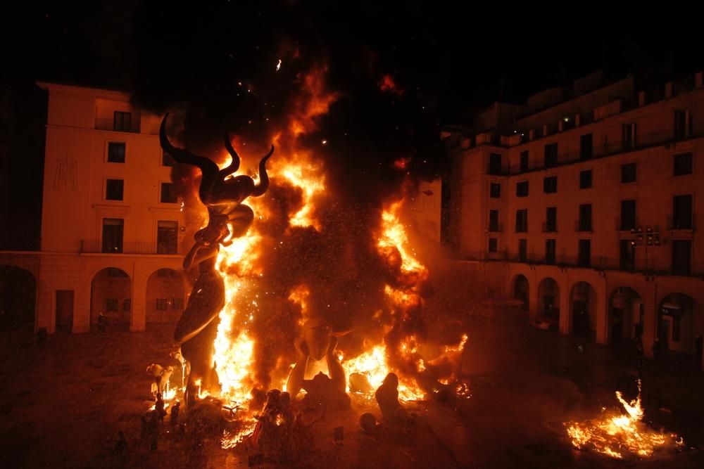 Alicante se rinde al fuego en su noche grande con la Cremà.