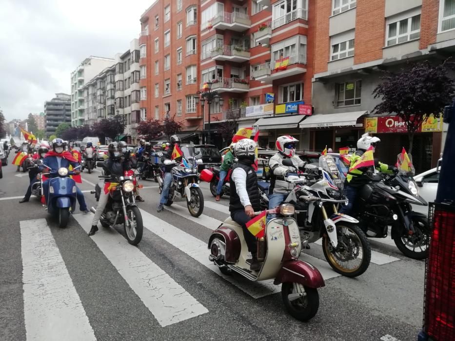 Así fue la manifestación en coche convocada por Vox en Oviedo