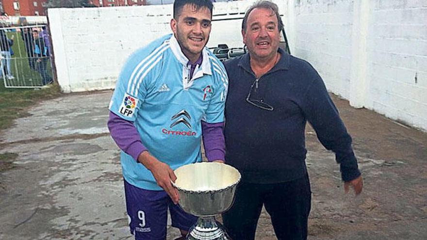 Maxi Gómez, con el trofeo y la camiseta del Celta, tras la victoria. // FDV