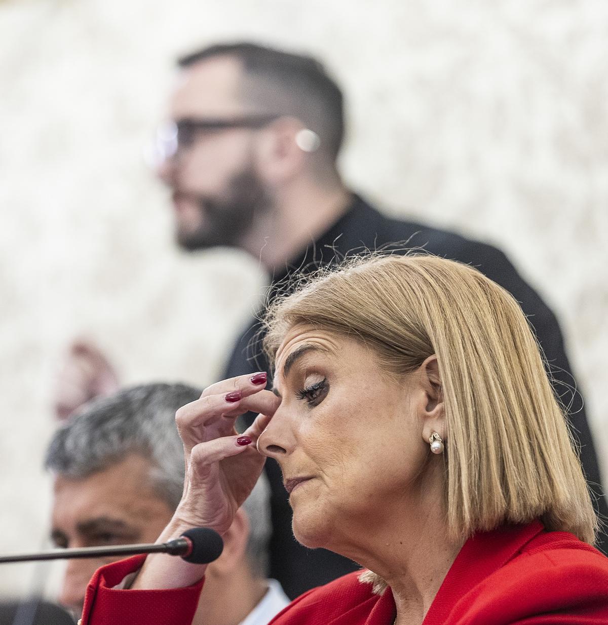 Carmen Robledillo (Vox) rasca su frente mientras interviene Rafa Mas (Compromís).