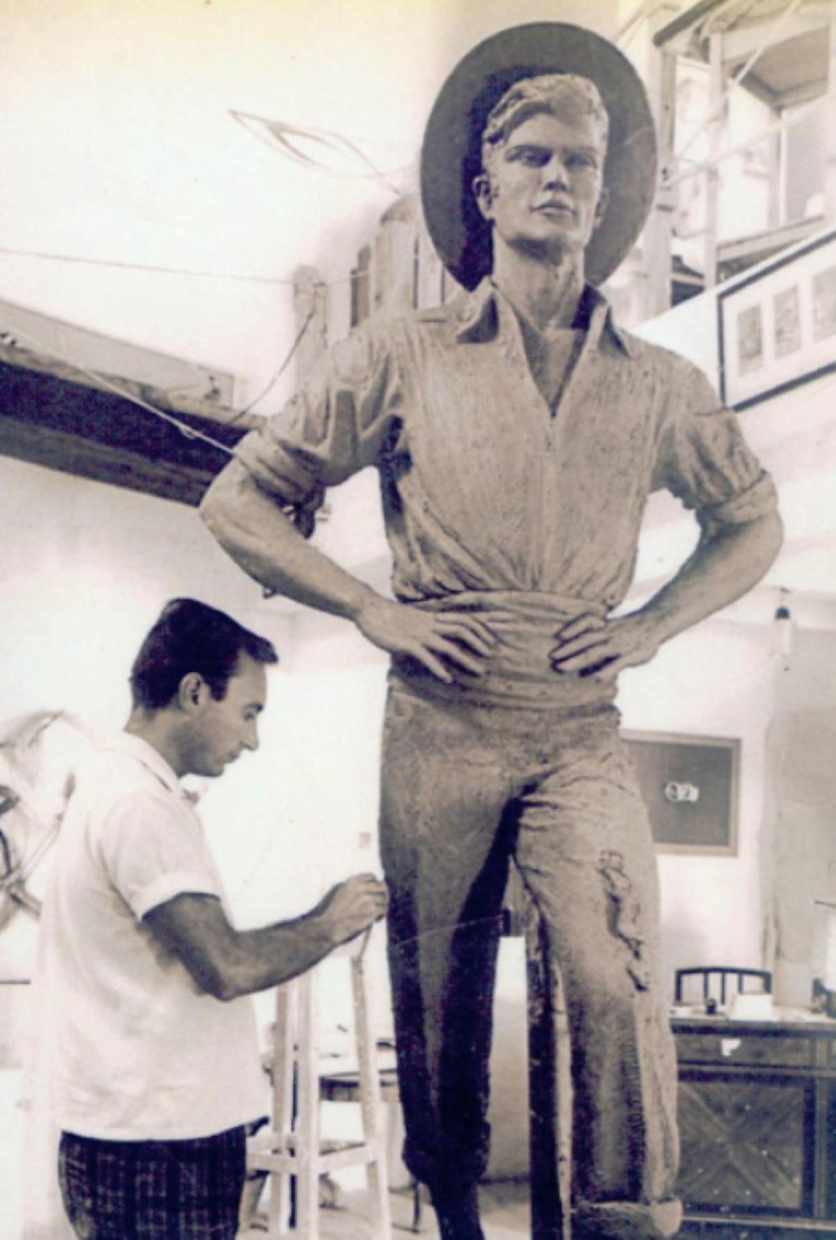 Jaime Pimentel da los últimos toques al modelo de barro del Cenachero, en su taller de Almayate, en 1963.