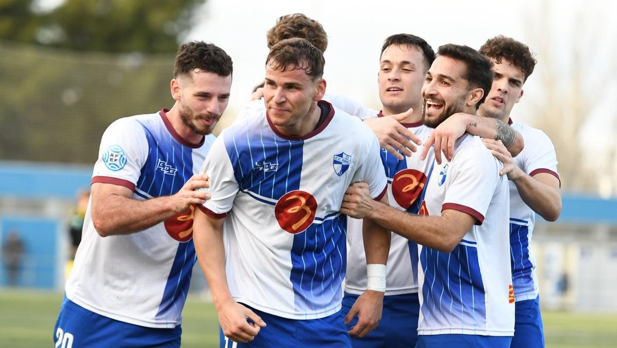Víctor Chárlez celebra con sus compañeros el gol ante el Deportivo Aragón
