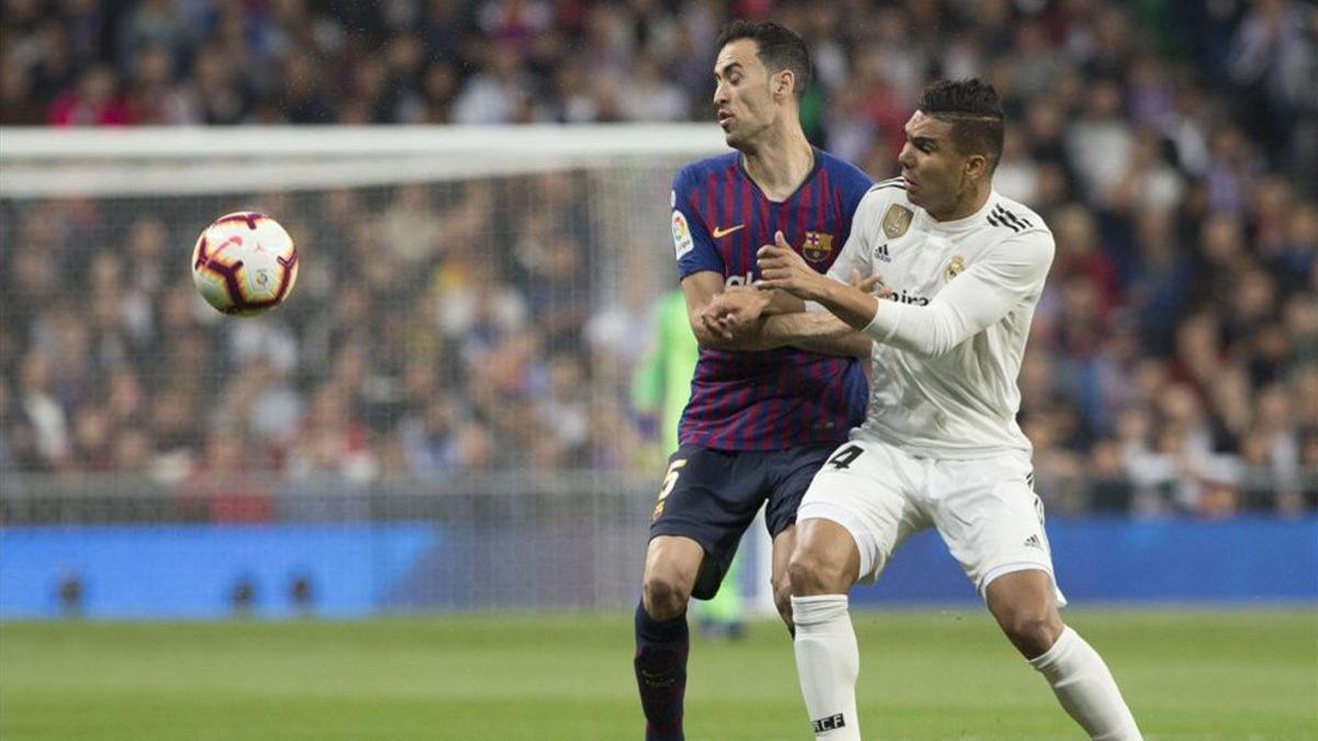 Busquets y Casemiro, un duelo habitual en los clásicos