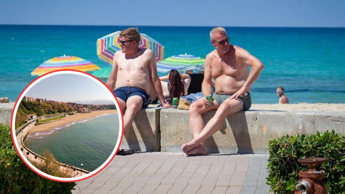 Dos turistas toman el Sol en una playa española.
