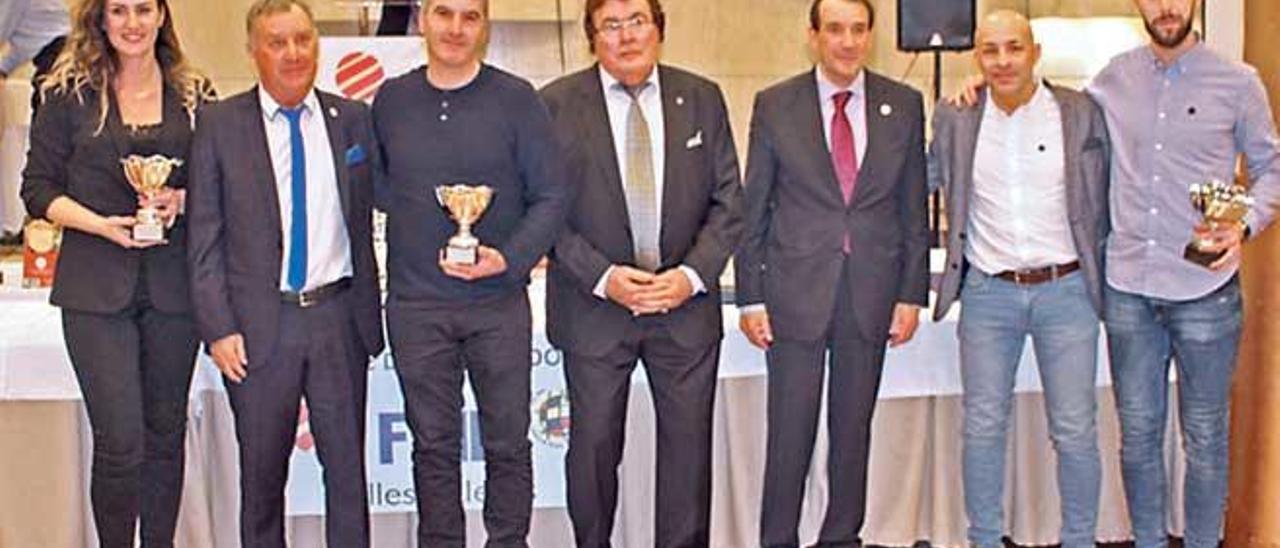 El entrenador Juanito (segundo por la derecha) del Palma Futsal fue premiado.