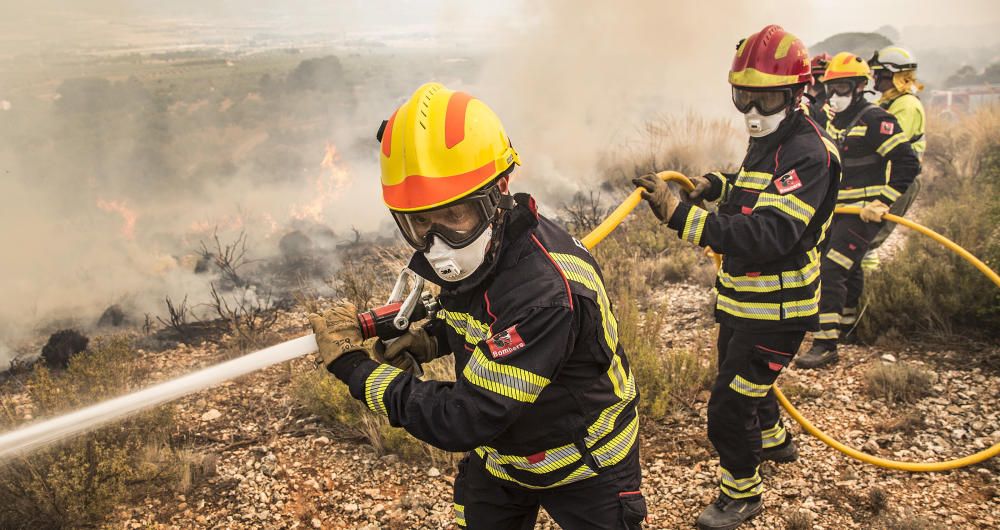 Efectivos trabajando en las labores de extinción