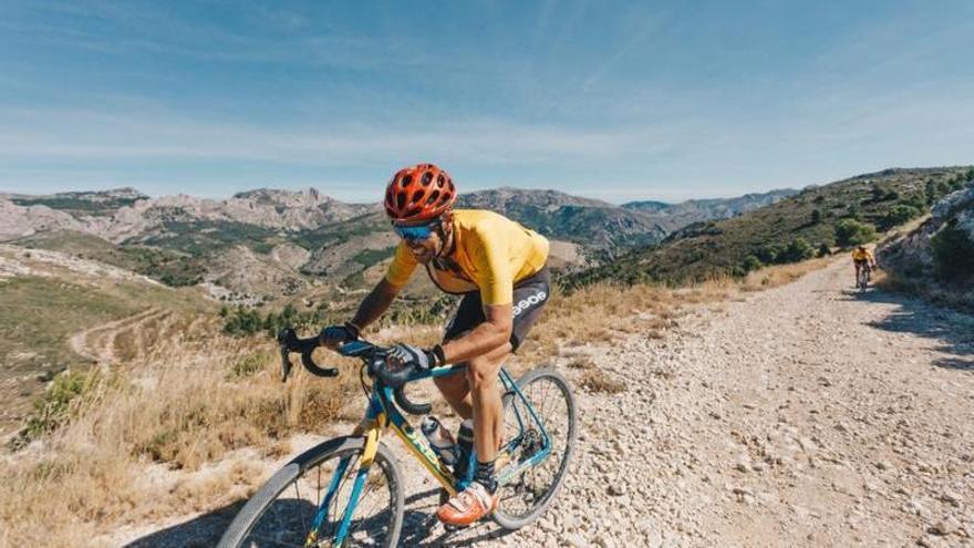 Cerca de 120 ciclistas disputan este sábado el Iron Gravel en Alicante