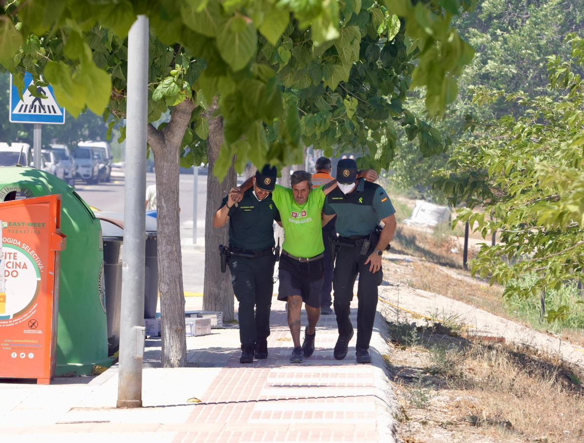 Las imágenes del incendio declarado en el cauce del río Vinalopó en pleno casco urbano de Sax Las imágenes del incendio declarado en el cauce del río Vinalopó en pleno casco urbano de Sax