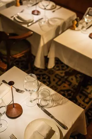 Inteligencia Artificial para hacer un 'sinpa' en un restaurante: la estafa que cada vez denuncian más hosteleros