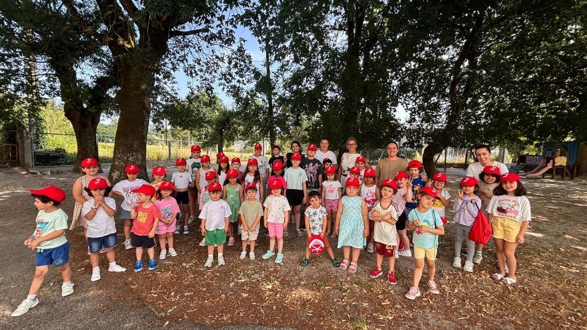 Los participantes en el primer turno del campamento de Silleda recibieron ayer la visita de Pena y Troitiño.