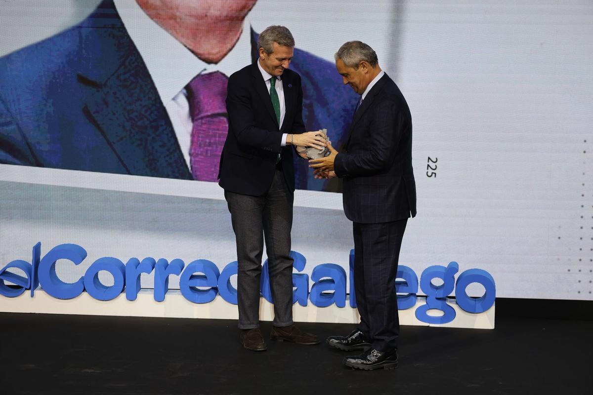 Constantino Fernández recibe el premio durante la gala de Gallegos del Año