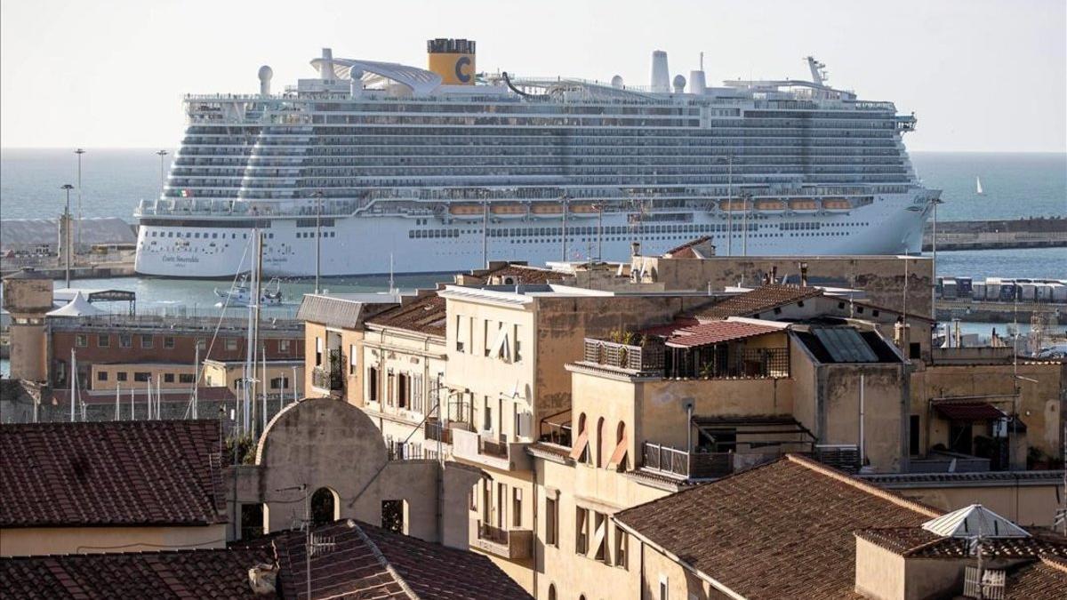 El crucero Costa Esmeralda, en el puerto de Civitavecchia (Roma)