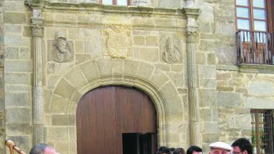 Acto festivo en el Palacio Episcopal de Santa Marta de Tera.