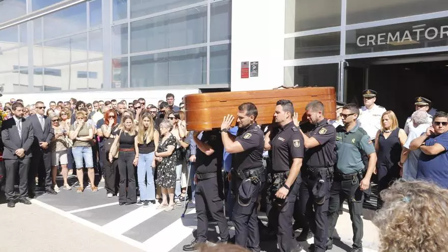 Conmoción en el entierro del policía de Gandia fallecido