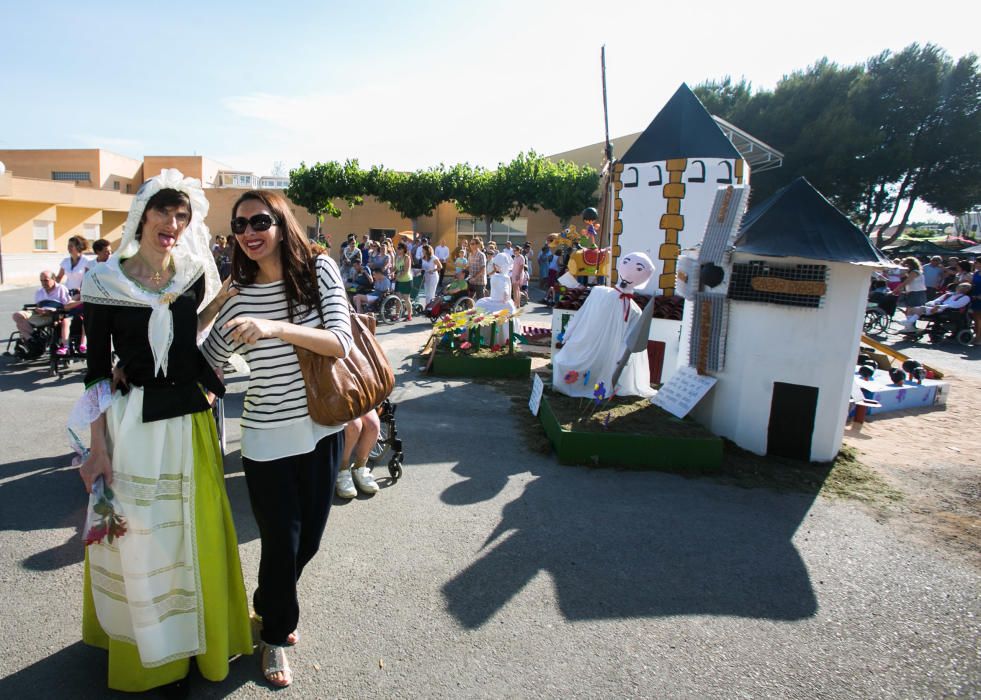 La Asociación de Paralíticos Cerebrales celebró su particular fiesta con su foguera 'En un lugar del cortijo'