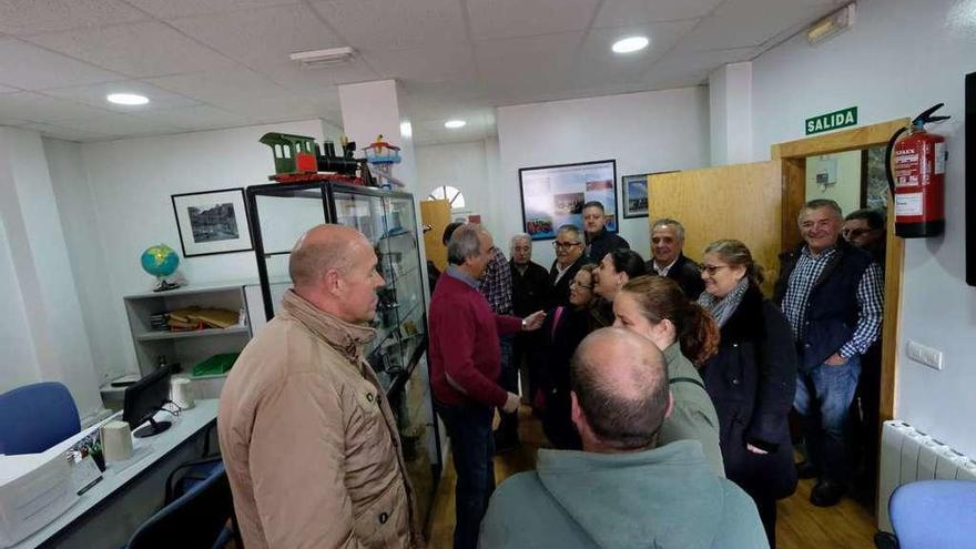 Felipe Burón, a la izquierda, ayer, durante una recorrido por la sede.