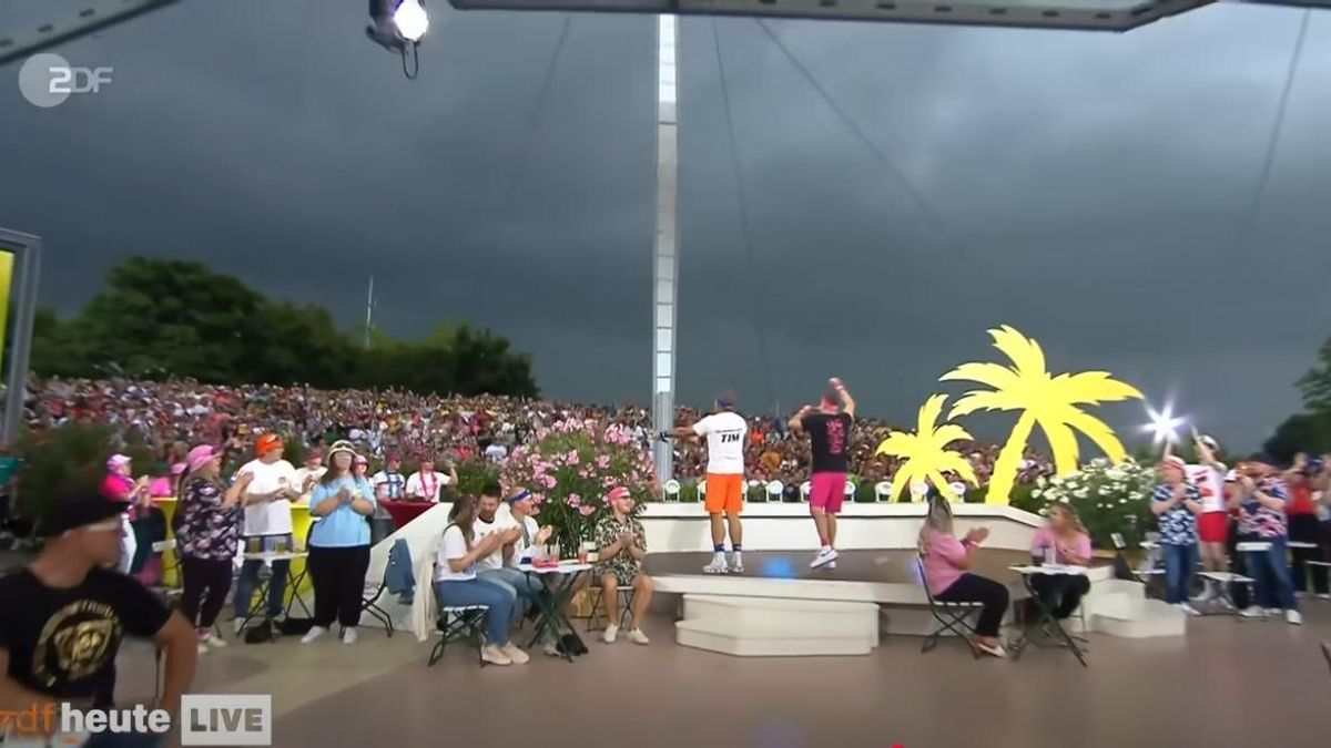 Dunkle Gewitterwolken über dem ZDF-Fernsehgarten am Sonntagmittg (27.7.)