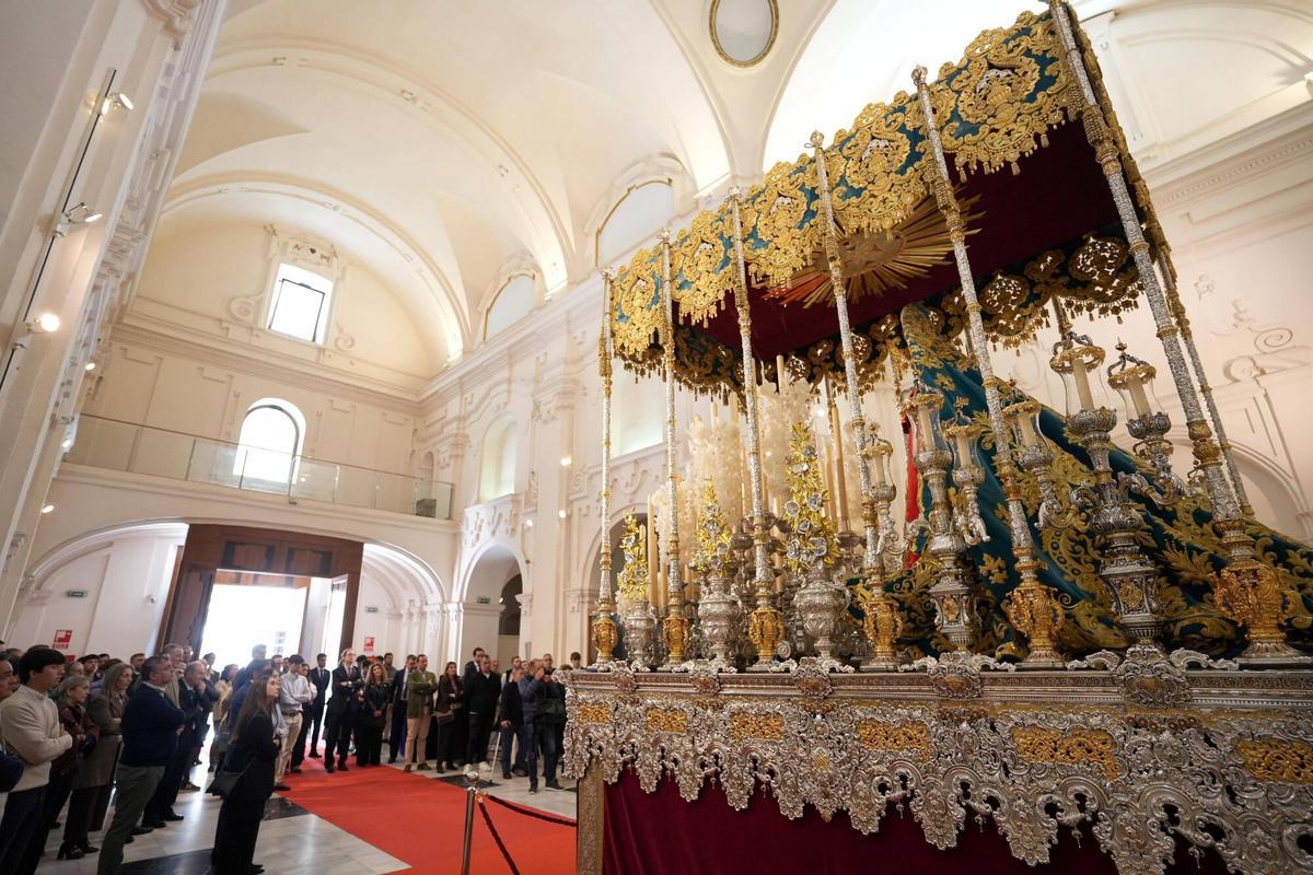 La Virgen de la Trinidad lucirá sus nuevas bambalinas laterales.