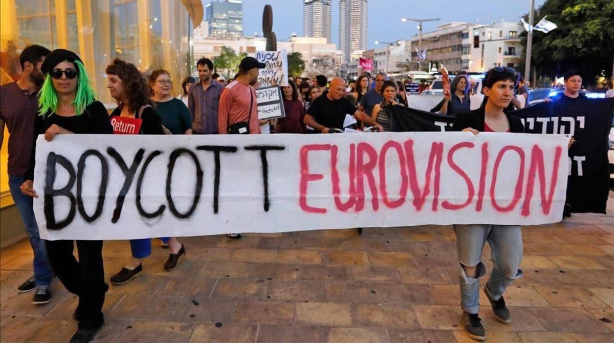 ialvarez48149306 left wing israelis hold slogans during a protest against eur190515171549 ialvarez48149306 left wing israelis hold slogans during a protest against eur190515171549
