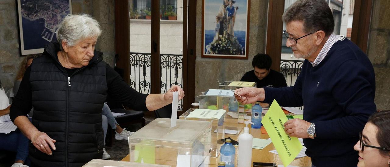 La jornada de votación con motivo del proceso electoral desplegado en la cofradía de Carril, el pasado mes de octubre.