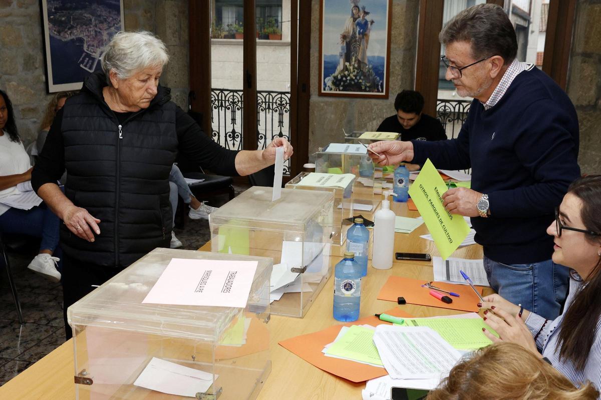 La jornada de votación con motivo del proceso electoral desplegado en la cofradía de Carril, el pasado mes de octubre.