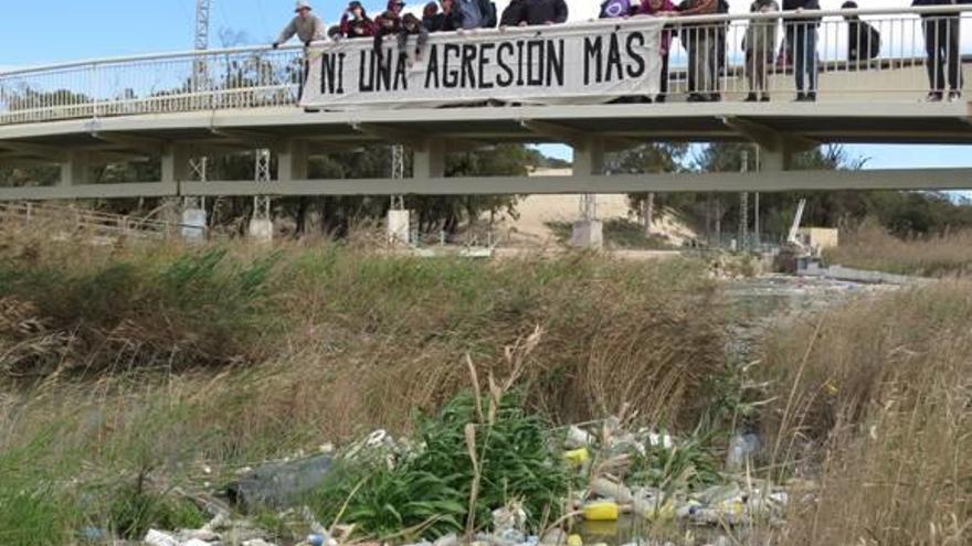 Medio centenar de personas pide la limpieza del cauce del Segura en su desembocadura