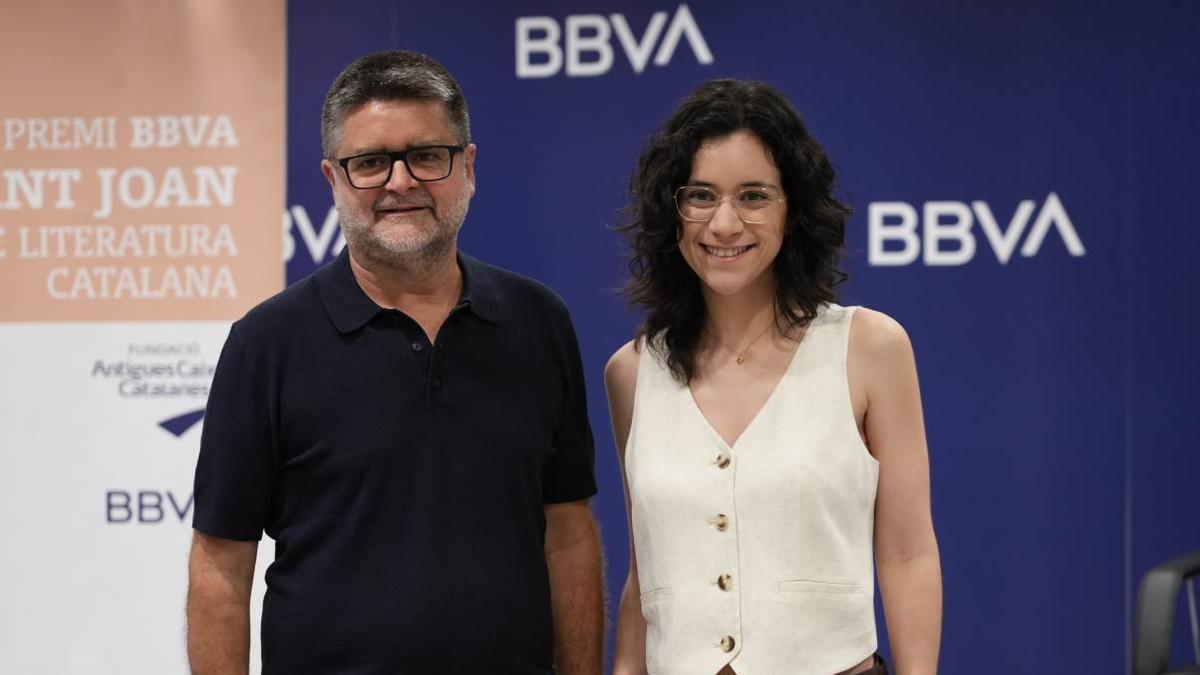 El guanyador del 46è Premi BBVA Sant Joan, Jordi Marrón, i la guanyadora del Premi BBVA Sant Joan – Joves Talents, Laura Pallarés