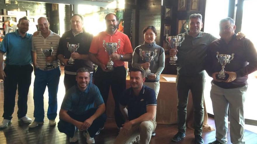 Los mejores del torneo posan con sus trofeos.