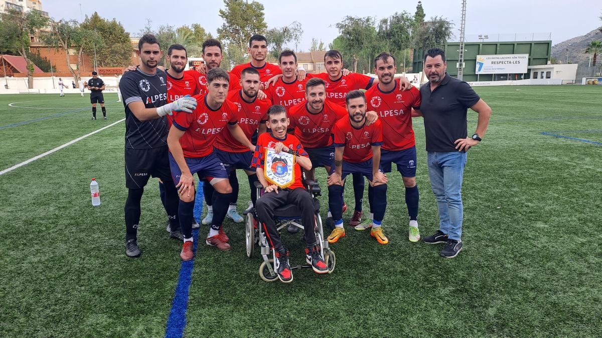 Sergi Pardo con los jugadores y el presidente de la UE Tavernes en una imagen del pasado sábado