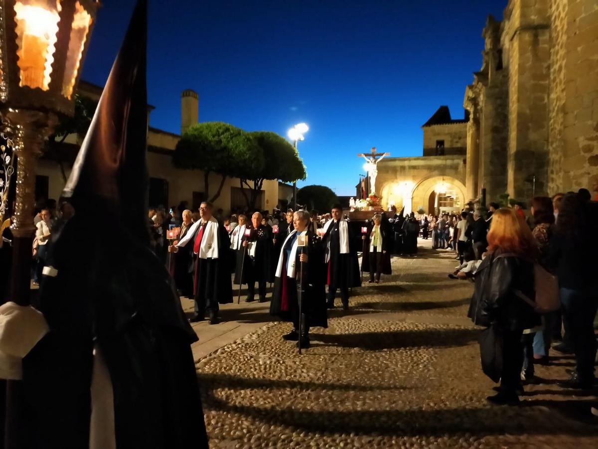 Amigos de la Capa y Cristo del Perdón, en procesión por Plasencia.