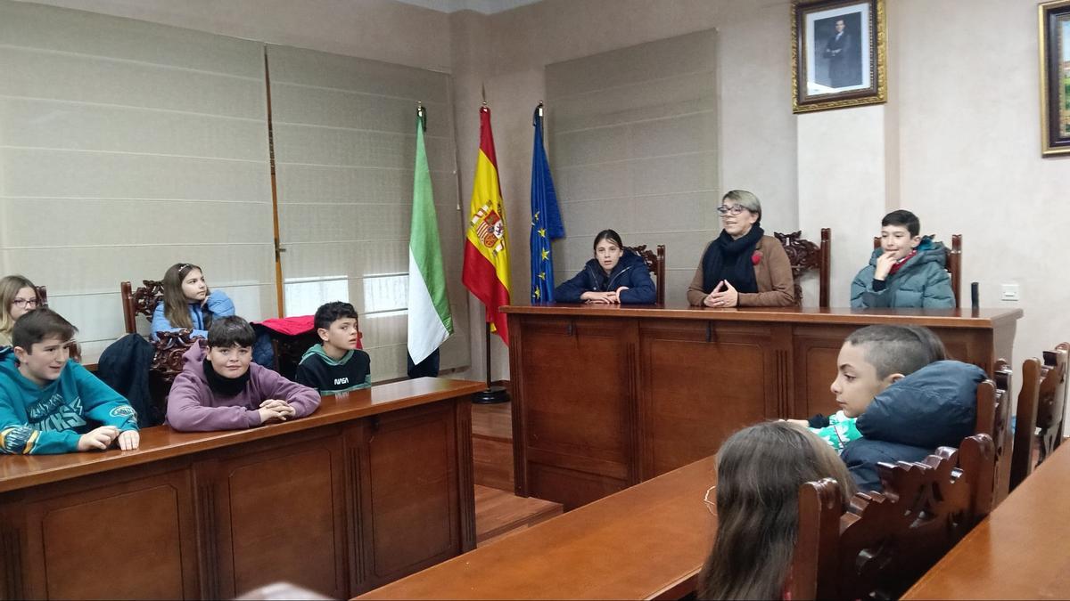 Sesión infantil en el salón de plenos del ayuntamiento de Monesterio